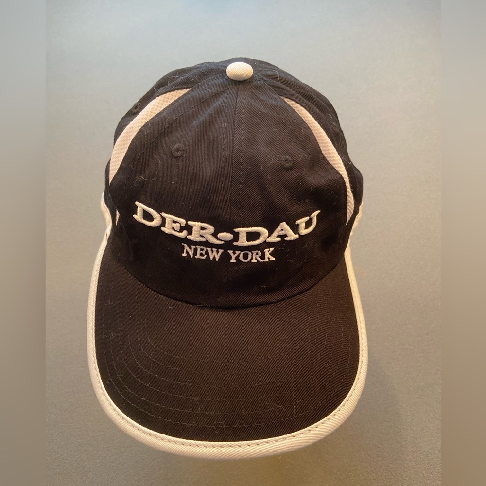 Der-Dau baseball cap black and white